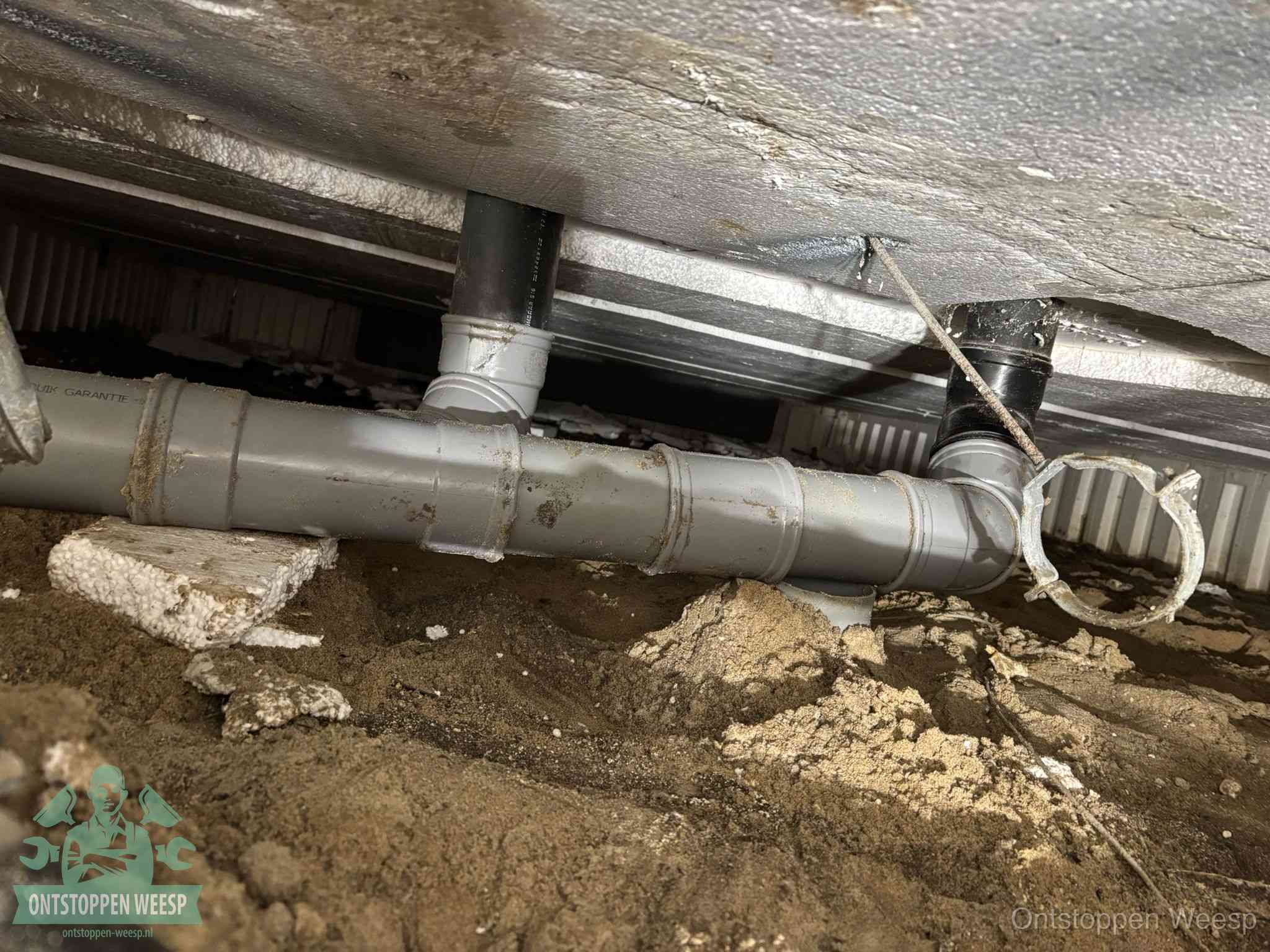 PVC-buizen in de kruipruimte van een gemengd of gescheiden rioolstelsel in Weesp