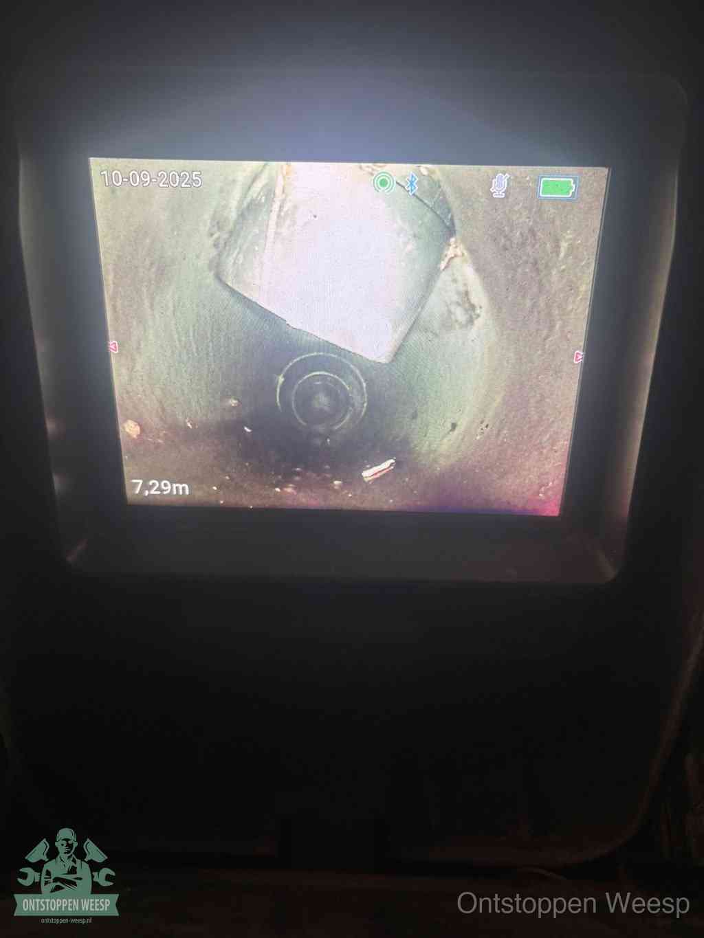 Camerabeeld van een verzakte rioolbuis diep onder de grond, een rioolverzakking in Weesp